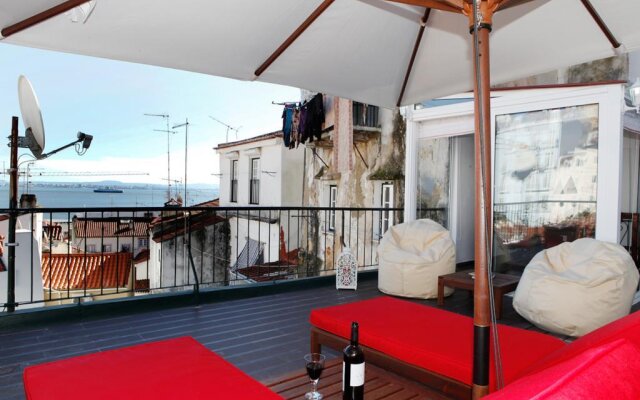 Best Terrace River view Alfama Apartment