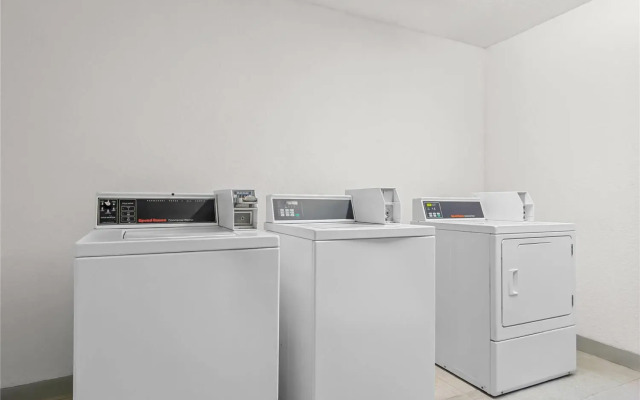 Travelodge Suites by Wyndham MacClenny/I-10