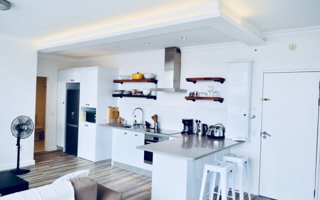 Bright 2 Bedroom Apartment in Cape Town City Centre
