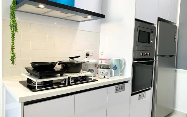Beacon Executive Suite by stayCATion Homestay