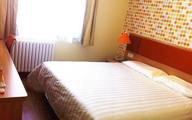 Home Inn (Xianyang Airport Weicheng District Dongfeng Road)