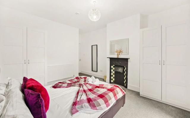 Modern 4BR Victorian Home Near Luton Airport
