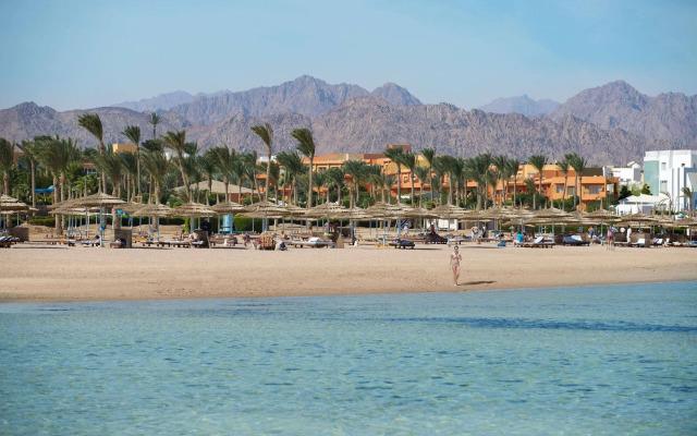 Курортный отель Amwaj Oyoun Resort & Casino