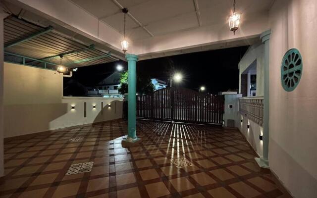 Baba & Charlie Homestay