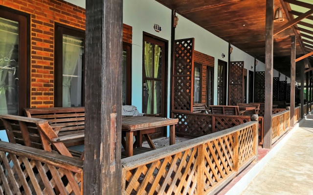 Sairee Hut Resort