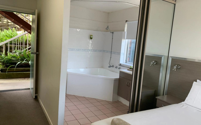 Adina Place Motel Apartments