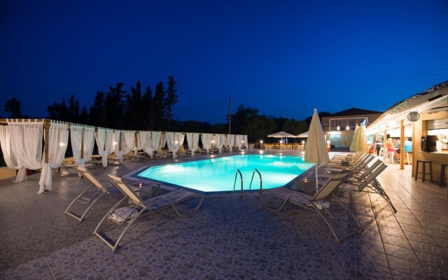 Sandy Beach Complex by Konnect - Poolside Studios and Seaside Apartments