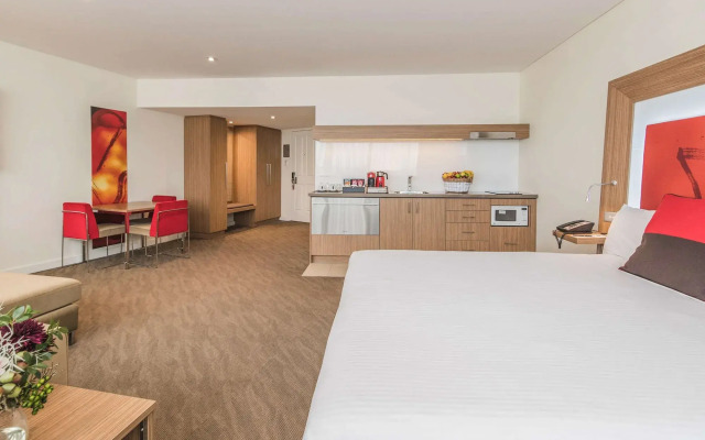 Novotel Sydney West HQ Hotel