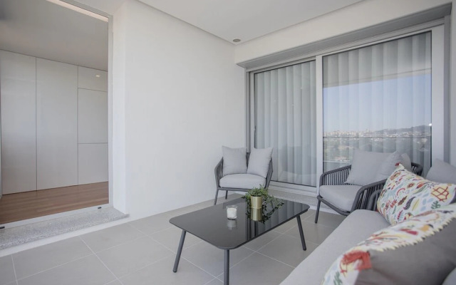 Liiiving -Luxury River View Apartment VI