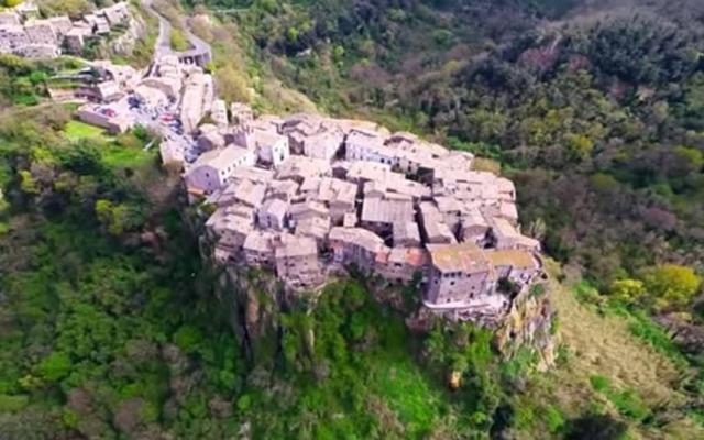 Calcata Artists Room