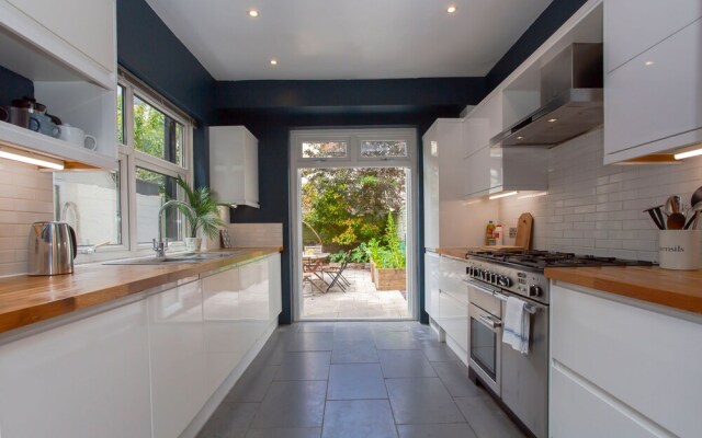 Sleek & Stylish Bristol Getaway With Garden