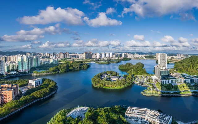 HUALUXE Hotels & Resorts Yangjiang City Center by IHG