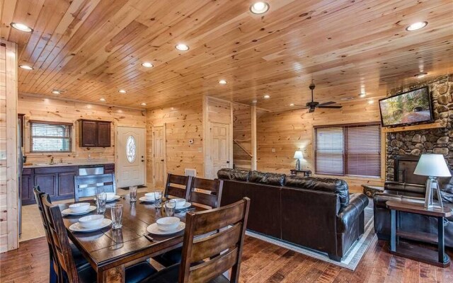 Majestic Manor - Three Bedroom Cabin