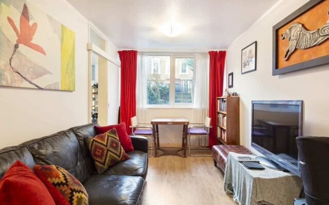 Modern & Spacious 2-bedroom House in Fulham
