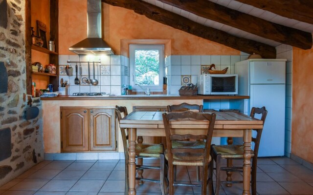 Charming Holiday Home in Saint-beauzire Near Forest