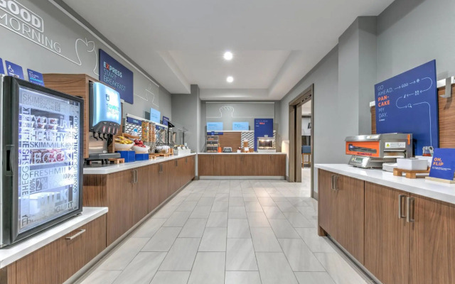 Holiday Inn Express Hotel & Suites Winnie by IHG