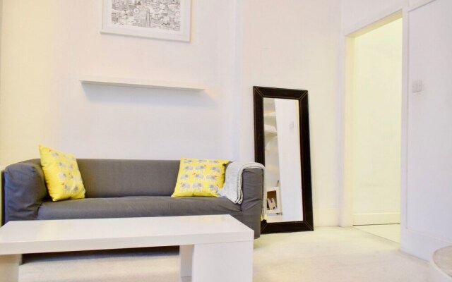 Elegant Mezzanine Studio Flat in Belsize Park