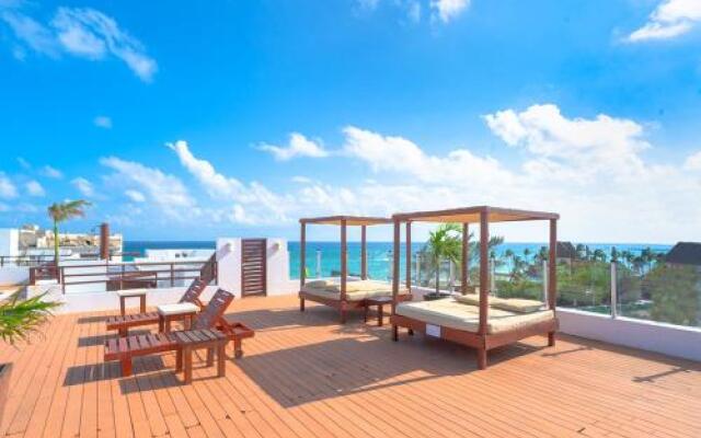 Beachside Retreat - Mujeres Bailando