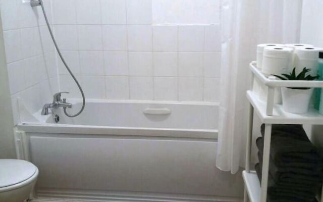 Bright & Modern 2BR Apartment Parking