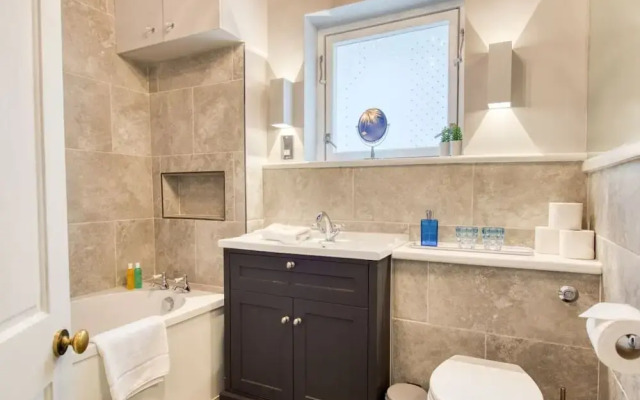 Colourful & Light 2bed Apt, Close to Tube in Kilburn