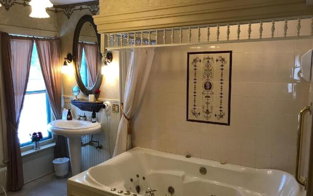 Iron Amethyst Inn Boutique Hotel