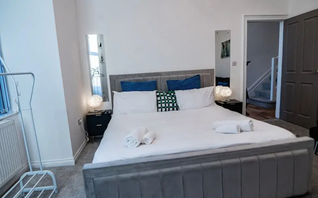 Manchester - 4 Beds - Sleeps 7 - Street Parking