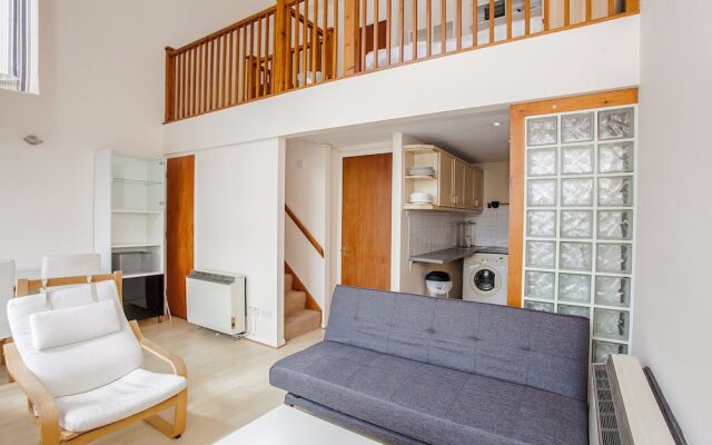 A Bright Top Floor Maisonette Along The Quays