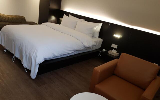 Golden River Hotel