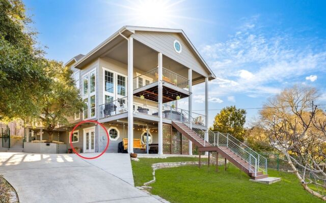 Captain's Cabin on Colleen