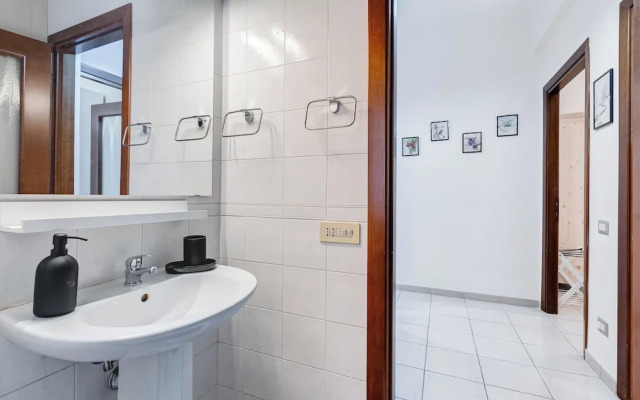 Cozy 2-Bedroom Flat with Balcony