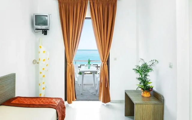 Xenios Dolphin Beach Hotel