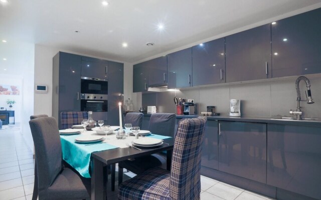 Spacious Apartment for 6, Ideally Located!