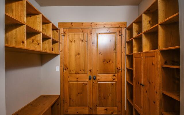 Glacier Paradise 5 Bedroom Townhome