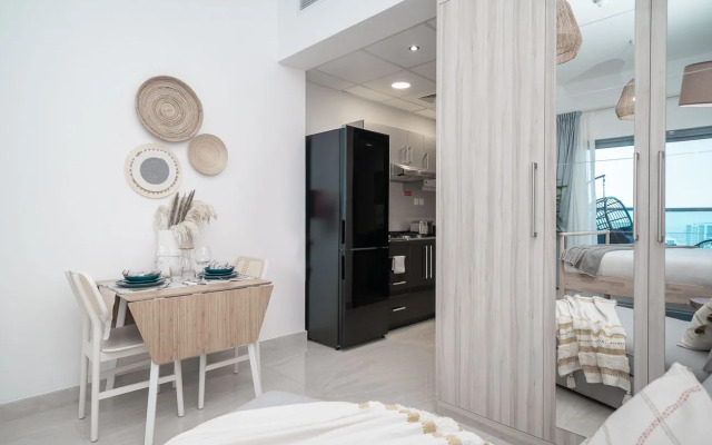 Charming Apt. With Views In Business Bay