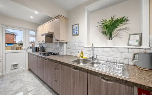 Large 5 Bedroom-free Parking-great Transport Links