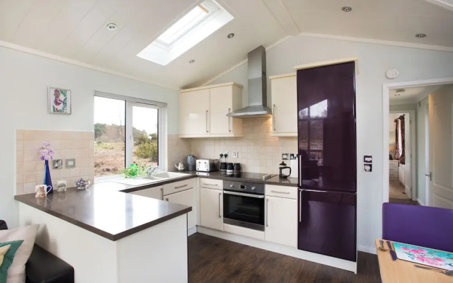 Bluebell Lodge - Sleeps 4,hot Tub, Loch & Woodland