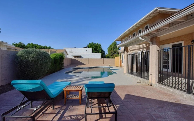 Spacious Updated 2 Masters POOL