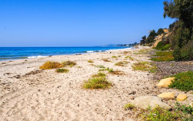 Cozy Cali Condo, Walk to Summerland Beach!