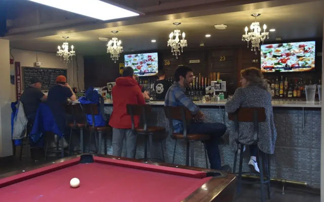 Party Hostel- Canmore Hotel Hostel