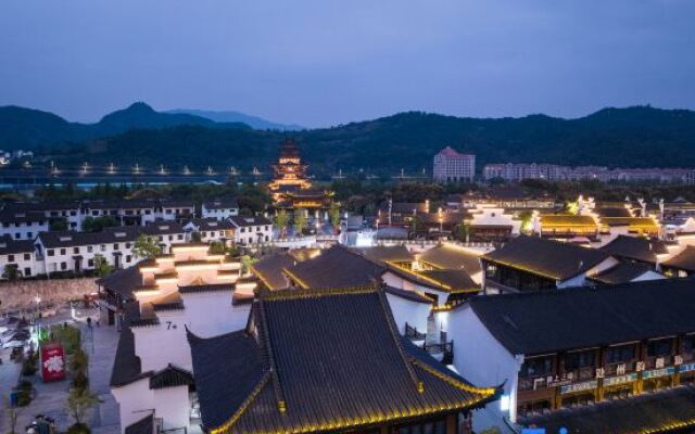 Lishui Chuzhou Fucheng Qijing Cloud Art Hotel