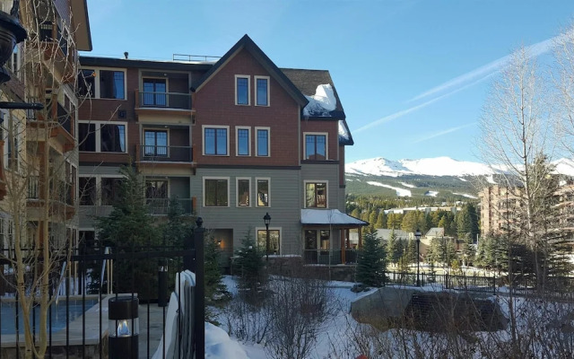 Water House On Main Street #6106