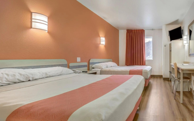 Motel 6 Roseburg, OR