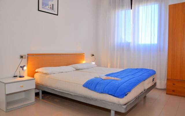 White Apartment With Terrace - Beahost