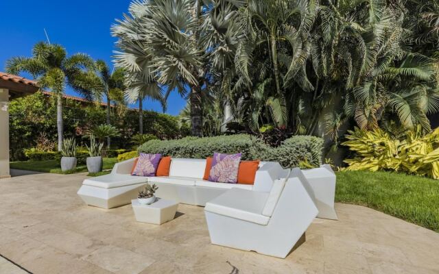 4BR 3BA w Pool Sleeps 10 200m From Eagle Beach
