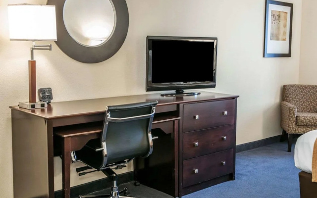 Comfort Suites South
