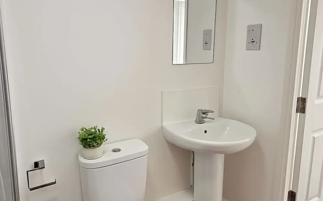 7 Bed House - Sleeps 14 - Parking