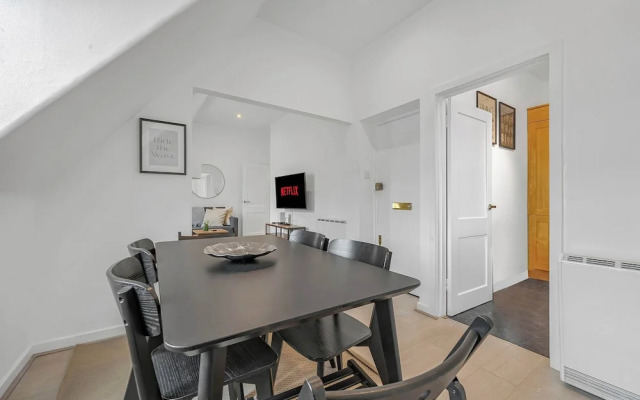 Mortimer s Mood - Fitzrovia - by Frankie Says