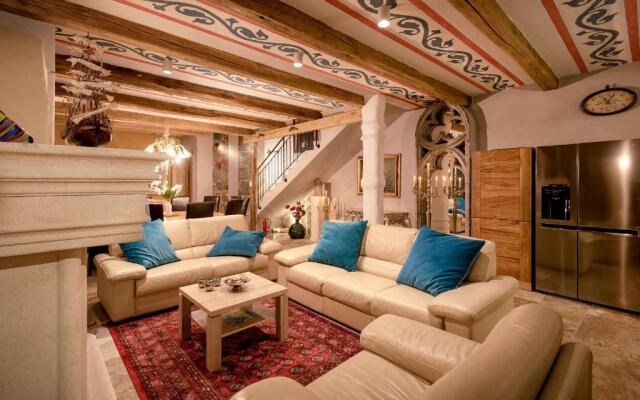 Luxury Palazzo v. Pelsocz Hvar Town