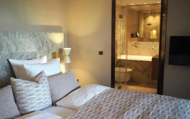 Hypernym Hotel & Suites