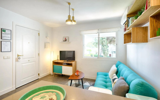 Beachside cosy apartment with pool